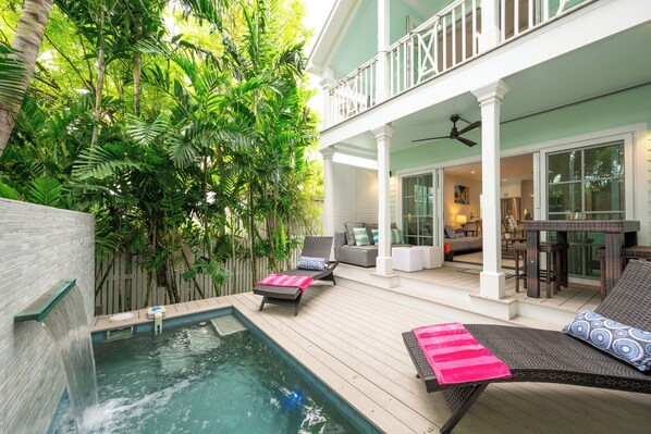 Coconut Cottage - Pool Deck & Entertainment Area 