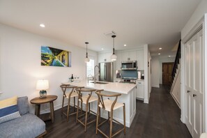 Breakfast Bar / Kitchen 