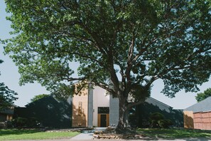 Your impressive retreat. The contemporary facade of Redpine stands out, blending sleek architecture with the natural beauty of its surroundings.