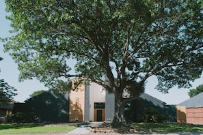Your impressive retreat. The contemporary facade of Redpine stands out, blending sleek architecture with the natural beauty of its surroundings.