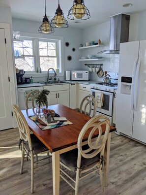 The full kitchen with updated appliances allows you to cook up a storm.