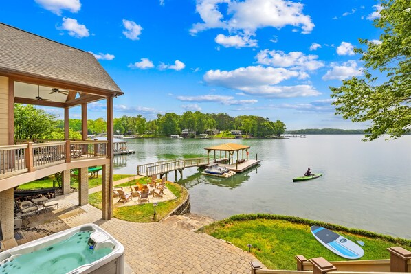 Hot tub, kayaks, firepit, and more!