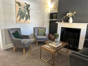 Features an open fireplace for those cooler Mudgee winters.