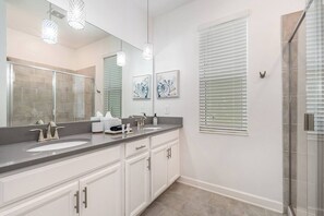 Master Bathroom (1st Floor)