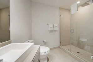 Sky-High Beachfront Penthouse: Stunning Views + Pool & Gym (7630)