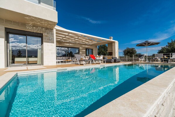 Building Exterior, Outdoor, Pool