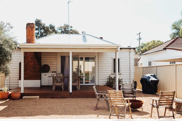 Olive Cottage | CBD Location, Pet Friendly