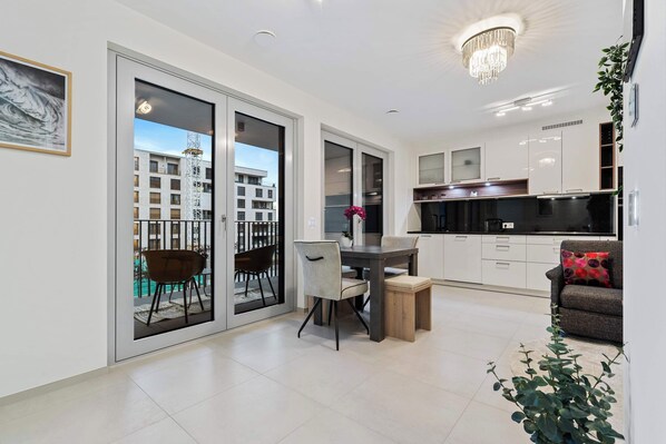 Modern Kitchen with High-End Appliances – Cook your favorite meals in this sleek, fully equipped kitchen featuring an oven, microwave, stove, and stylish cabinetry.