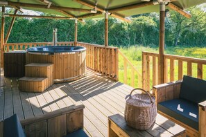 Outdoor spa tub