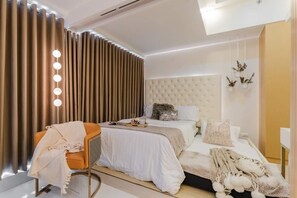 A convenient pullout bed for extra guests. Easy to setup & offers a comfy stays.