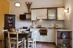 Meubles, Cuisine, Design Intérieur, Appareil De Cuisine, Bois, Comptoir, Cabinetry, Sol, Principaux Appliance, Pièce