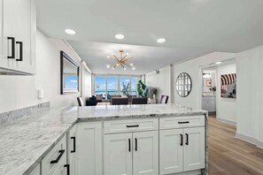 Oceanviews - Kitchen!