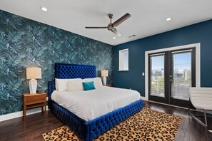 Master Bedroom w/ King Bed and en suite Full Bathroom