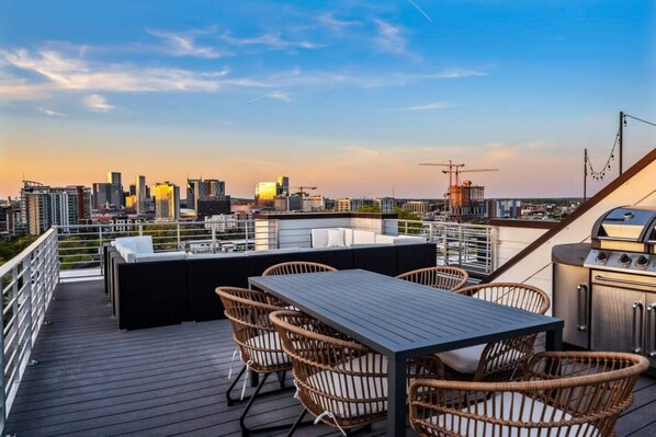 Huge Rooftop Deck  w/Dining Table, Soft Seating (GRILL NO LONGER THERE)