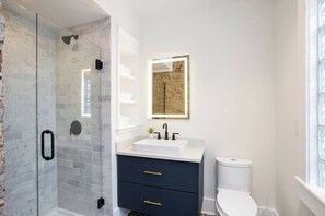 Bathroom 4: En Suite to Bedroom 4.