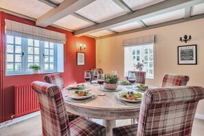 Shedrick Cottage, Forde Abbey: The beautiful dining room