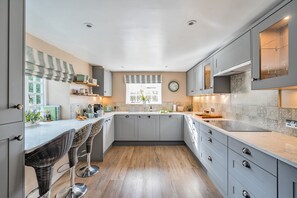 Shedrick Cottage, Forde Abbey: The dual aspect kitchen