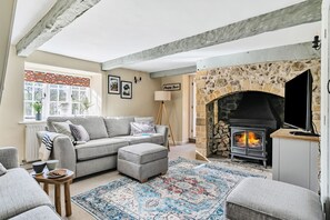 Shedrick Cottage, Forde Abbey: Relax in the comfortable sitting room