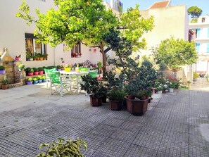 Exterior seating area - Garden space 