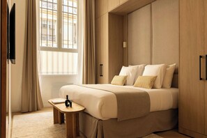 Chambre avec lit king size et TV et salle de douche