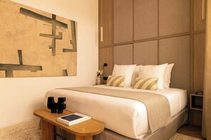 Chambre avec lit king size et TV