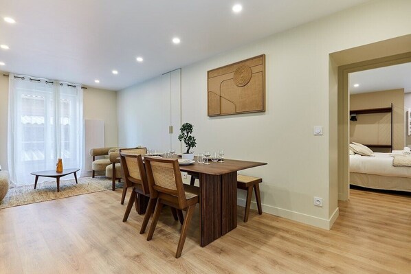 salle à manger avec cuisine américaine équipée