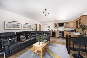 Bumblebee Barn, Perranporth: Charming open-plan living space with kitchen, dining and sitting area