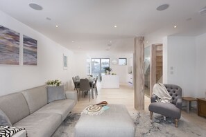 1 Island Reach, Newquay. Third floor: Featuring a sumptuous sitting room, sleek kitchen and large dining table