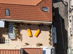 Beautiful shared roof garden to enjoy the creatan sun