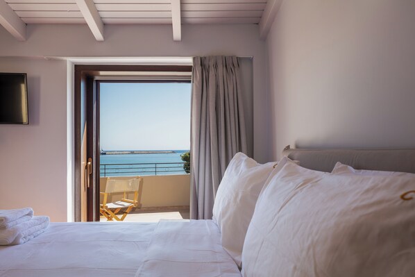 Queen bed ideal for comfort and relax.