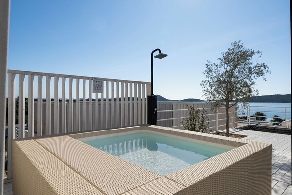 Outdoor spa tub
