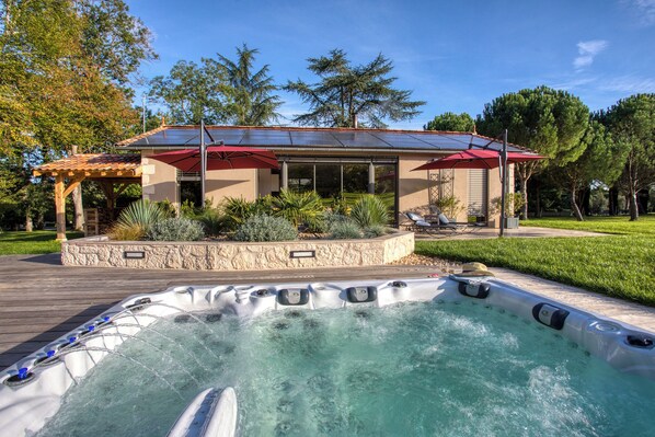 Outdoor spa tub
