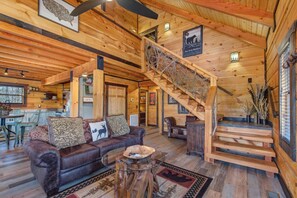Red Cedar Lodge's cozy living area