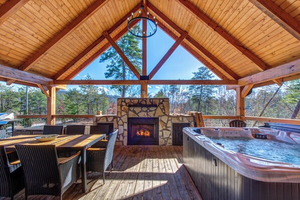 Red Cedar Lodge's spacious side deck