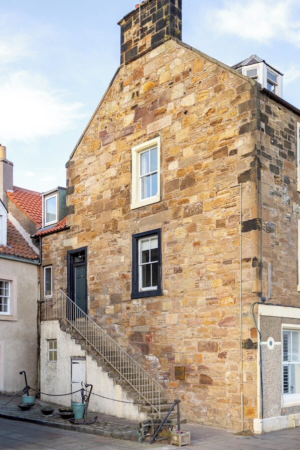 Ledger’s Cottage is the upper two levels of a harbourfront home