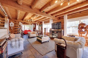 Living Room | 1st Floor | Free WiFi | Central A/C & Heating