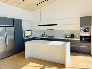 A beautiful, fully equipped kitchen