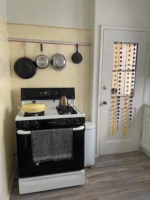 A clean and functional kitchen, fully equipped with all the essentials