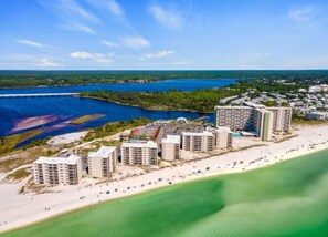 Take in the serenity of the best of both worlds when looking at Pinnacle Port from above. You have Lake Powell on one side and The Gulf of America on the other.
