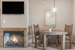King Suite - Fireplace, Dining Table
