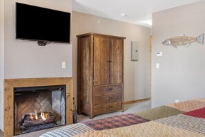 King Suite - Fireplace