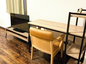 ・[An example of a guest room] There is also a working space in the room.