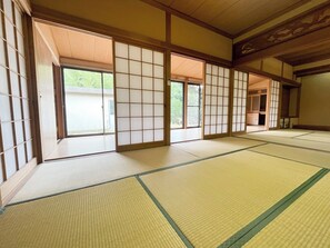 ・[Room 6] Please close the sliding doors at night and get a good night's sleep.