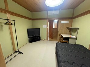 ・[Room 3] There is a desk, so it is also recommended for studying or working.