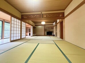 ・[Room 6] A spacious Japanese-style room with two adjoining rooms. Large groups can use it with ease.