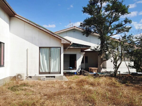 ・[Exterior] A detached house of about 220m2 located on the seaside of Kushima City. Recommended for group use.
