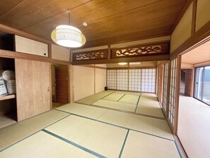・[Room 6] If there are 3 or more people, please lay out your futon and sleep.
