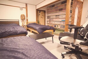 Up to four people can stay in one room. The room is like a hotel room, 34 m2, and is perfect for a trip where you can sit together in one room.
