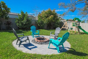 Firepit, playset, BBQ Grill, Outdoor dining area