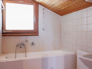 Bathroom, Plumbing Fixture, Wall, Bathtub, Flooring, Wood, Floor, Tap, Interior Design, Plumbing
